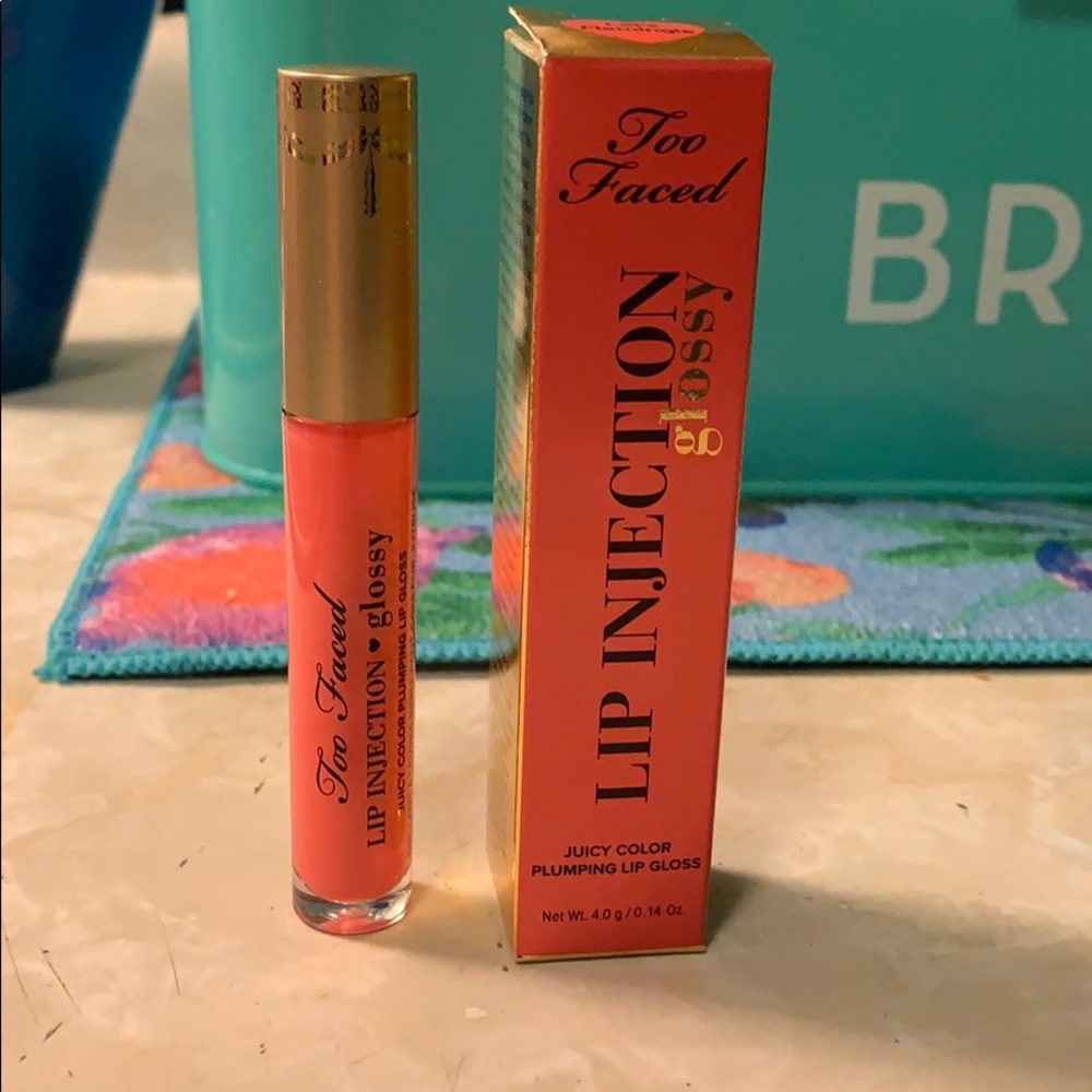 Two face lip injection in let’s flamingle glossy